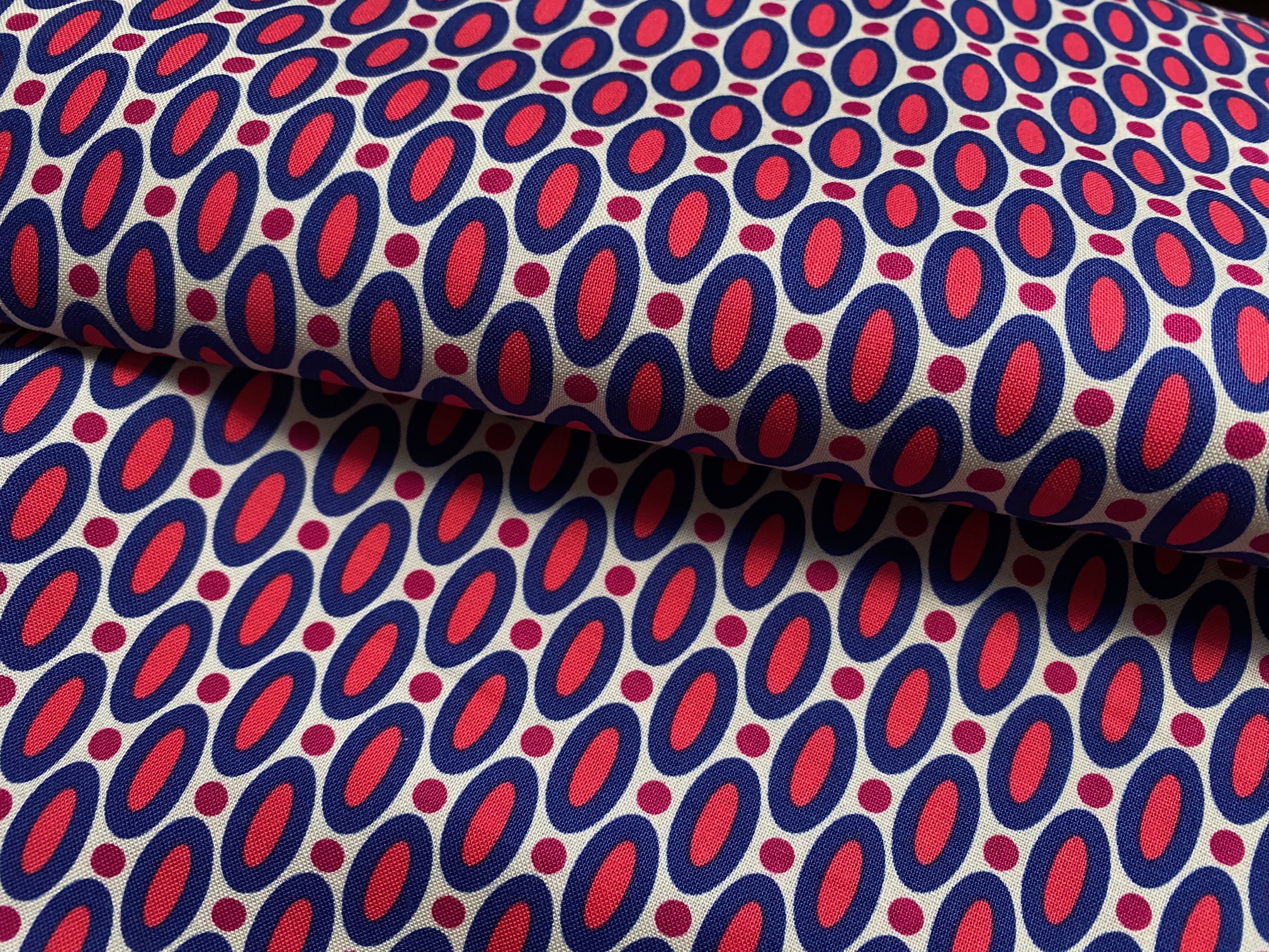 Baumwollstoff Muster-Ovale Rot Blau Free Spirit