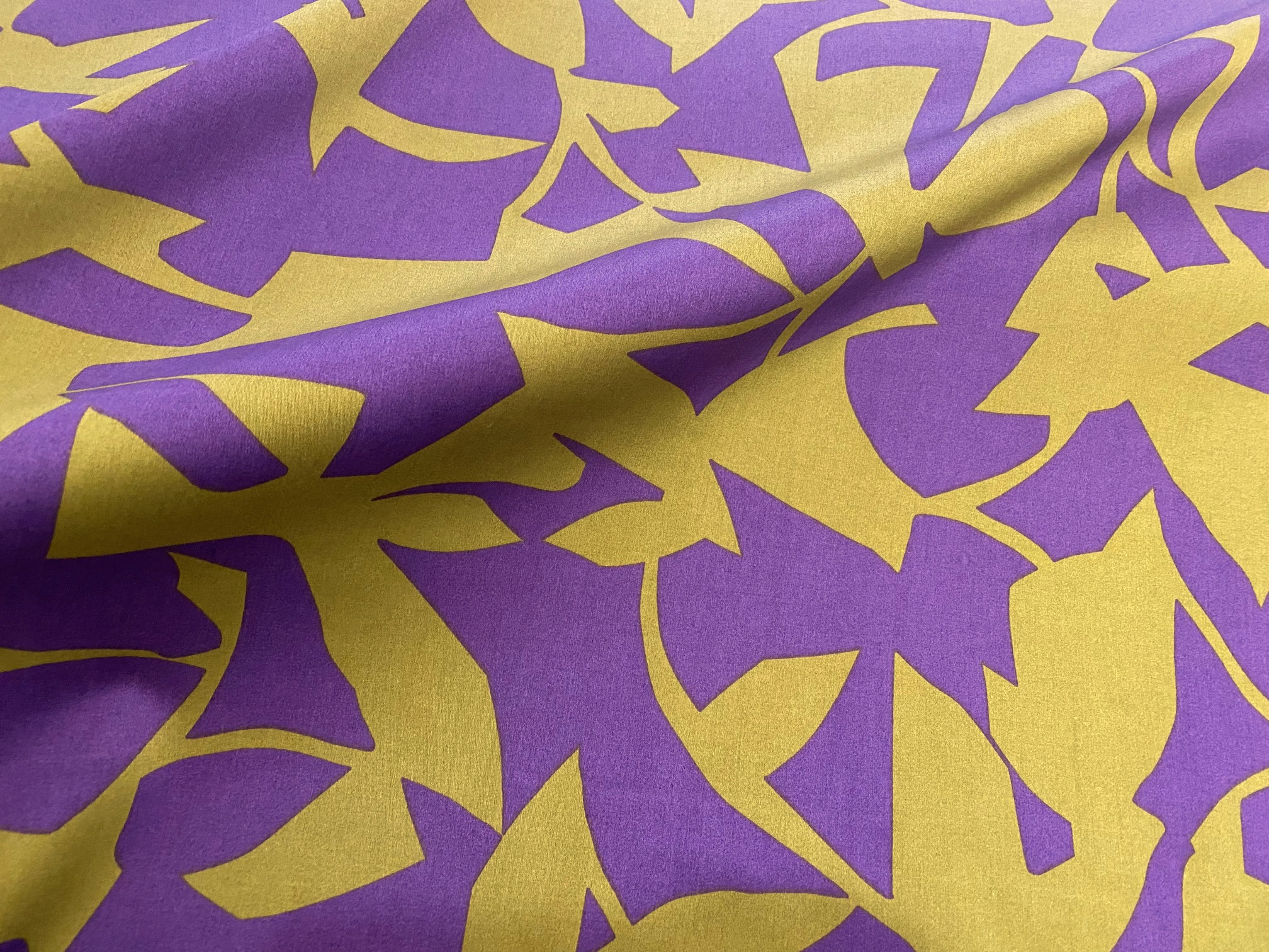 Baumwollsatin Abstract Curry/Violett Pomme Fabrics